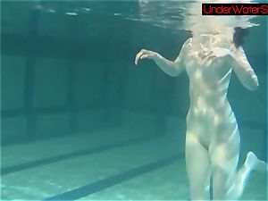 Blackhaired sweetie Irina underwater